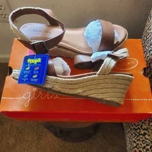 SONOMA WEDGE SANDAL FOR GIRLS